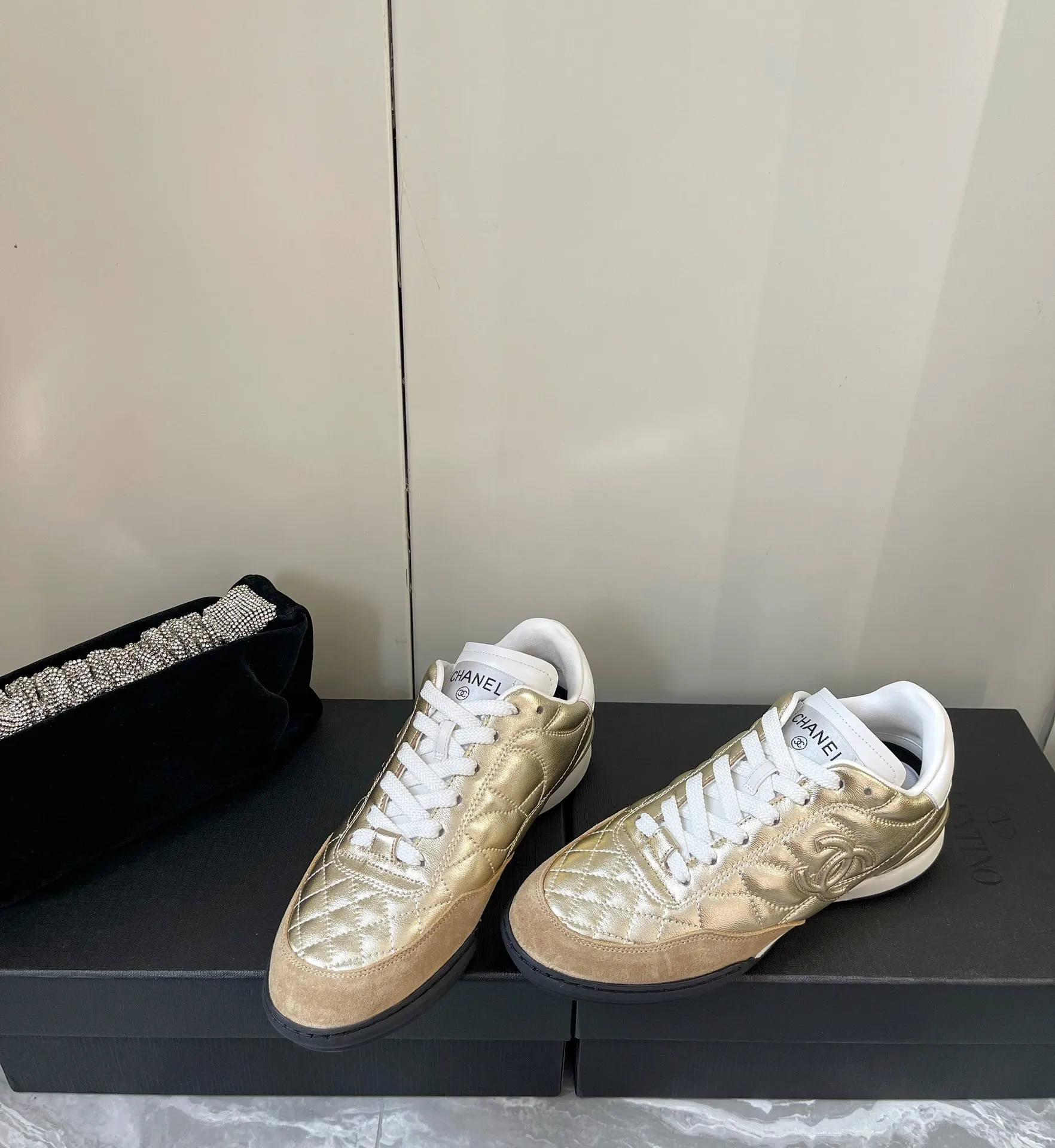 👟👟Ex-factory price 520👟👟 𝐂𝐇𝐀𝐍𝐄𝐋 Chanel's latest rhombus sports sneakers, new color white shoes ✔️ Full cowhide leather surface. The new color matching fabric adds many elements to make it look very exquisite. It will make your legs look longer when you put it on. Authentic counter replica. The upper foot can be said to be really super good! Size: 35-40 original packaging
